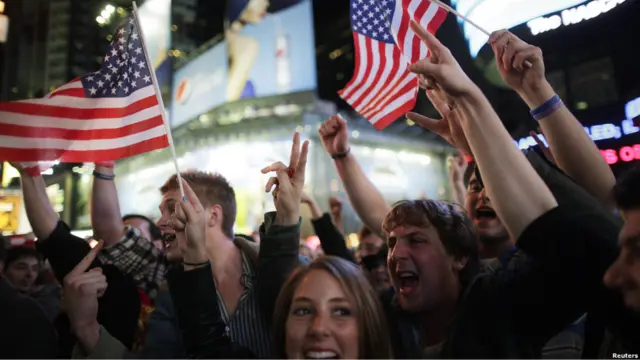 Warga New York merayakan penangkapan Osama bin Laden