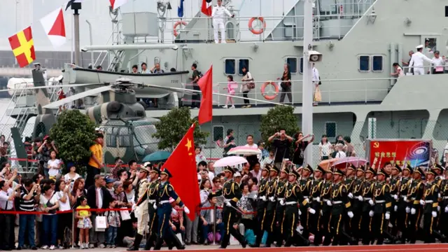 解放军驻港部队军营开放日——昂船州军营(01/05/2011，BBC中文网照片)