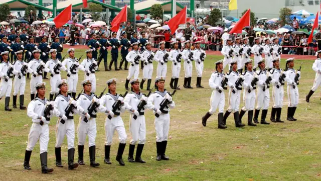 解放军驻港部队军营开放日——昂船州军营(01/05/2011，BBC中文网照片)