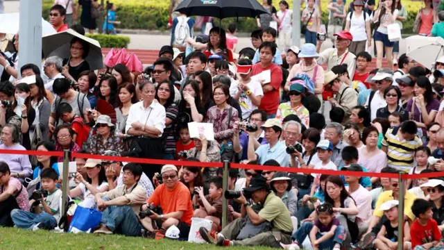 解放军驻港部队军营开放日——昂船州军营(01/05/2011，BBC中文网照片)