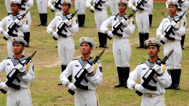 解放军驻港部队军营开放日——昂船州军营(01/05/2011，BBC中文网照片)