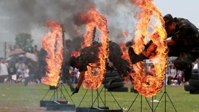 解放军驻港部队军营开放日——昂船州军营(01/05/2011，BBC中文网照片)