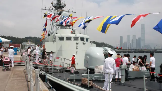 解放军驻港部队军营开放日——昂船州军营(01/05/2011，BBC中文网照片)