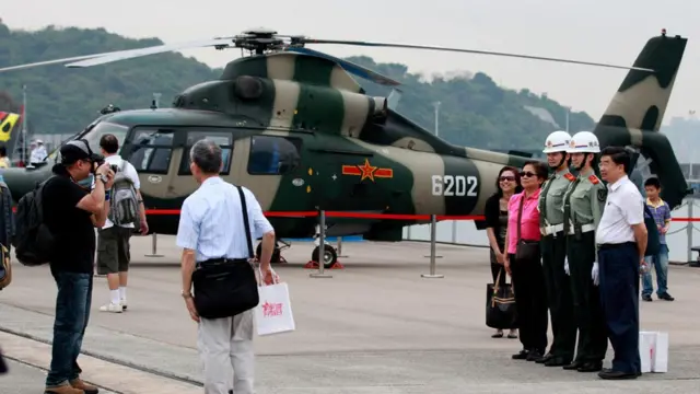 解放军驻港部队军营开放日——昂船州军营(01/05/2011，BBC中文网照片)