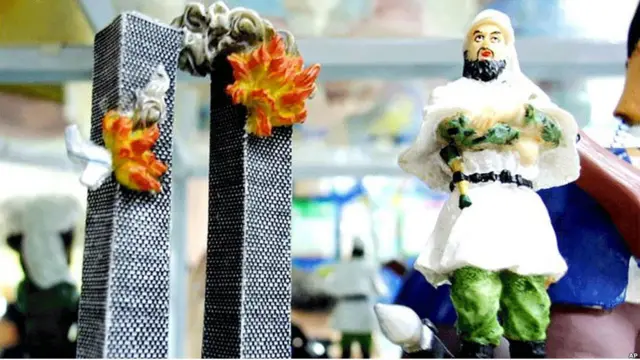 یوه نانځکه چې د اسامه څېره په کې انځور شوې ده، د سپتمبر د ۱۱ د ویجاړو شوو برجونو ترڅنګ ولاړه ده. دغه نانځکه په چین کې په دوو ډالرو پلورل کېږي.