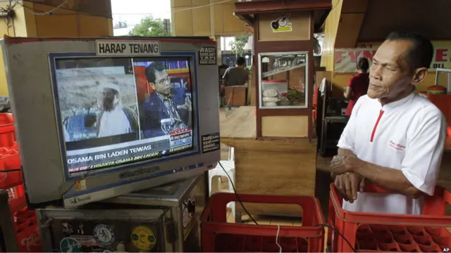 Warga Jakarta menonton berita tewasnya Osama