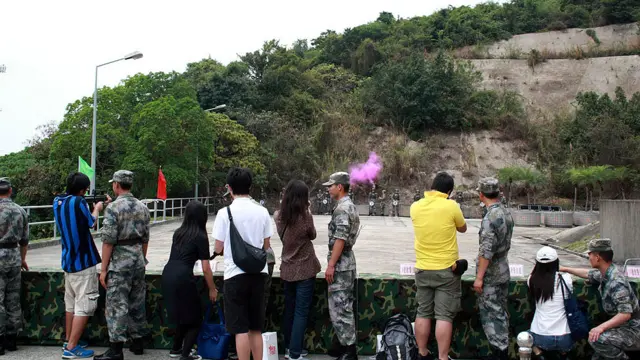 解放军驻港部队军营开放日——昂船州军营(01/05/2011，BBC中文网照片)