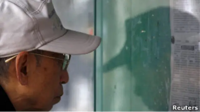 北京市民在街头报栏看报纸（23/03/2011）