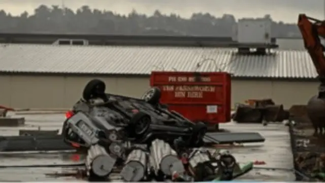 سيارة مدمرة من مخلفات الاعصار