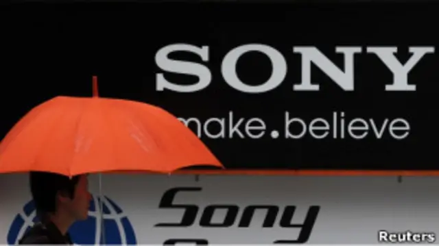 Человек у рекламного плаката Sony