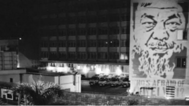 艾未未肖像被投射到驻港解放军总部的外墙和香港警察总部大楼