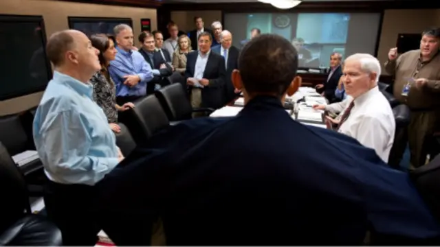 Tổng thống Obama và các thành viên phụ trách an ninh quốc gia chứng kiến vụ đột nhập nhà của Osama Bin Laden