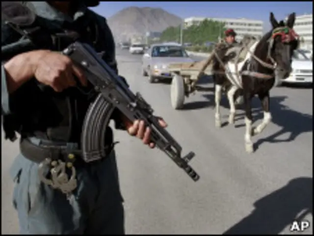 Soldado afegão faz patrulha em Cabul.