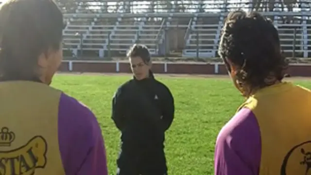 Rocío Yáñez frente a dos jugadores