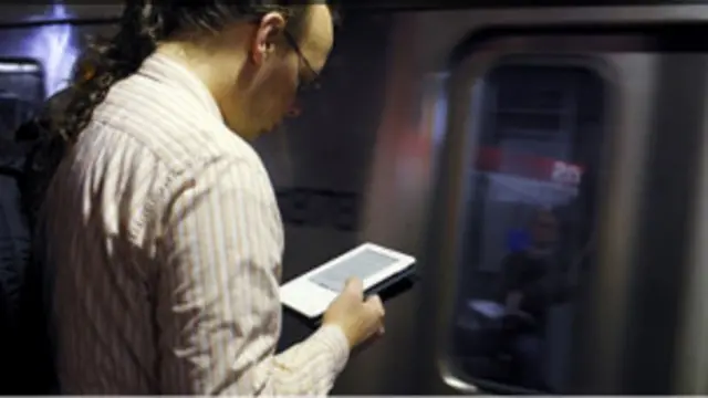 Hombre con libro electrónico
