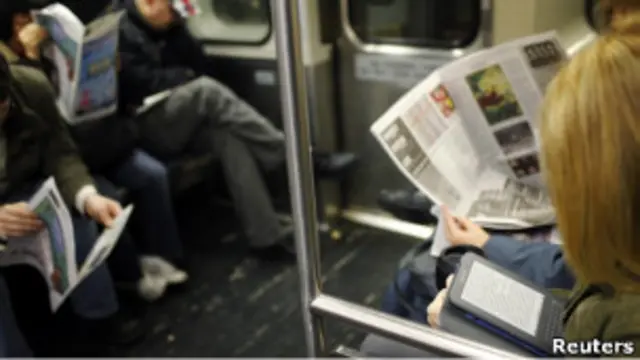 пассажир метро с электронной книжкой