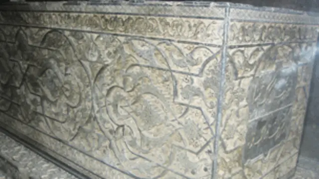 این سنگ توسط بهزاد طراحی و توسط استاد شمسالدین، حکاکی شده است.