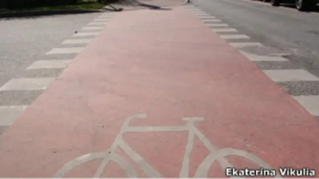 Велодорожка и велосипедист в Риге