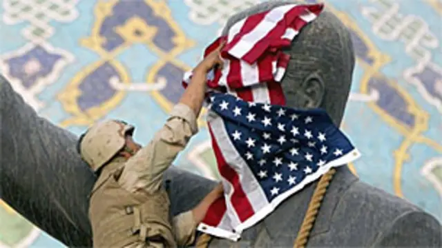 Статуя Саддама Хусейна в Багдаде в день, когда ее снесли