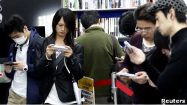 يابانيون يستعرضون أجهزة الترفيه المنزلي من سوني