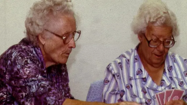 كلف امیر کا کہنا ہے کہ یہ بات بہت عام ہو گئی ہے کہ معمر افراد کہیں اکیلے رہتے ہیں اور ان سے کوئی نہیں ملتا۔