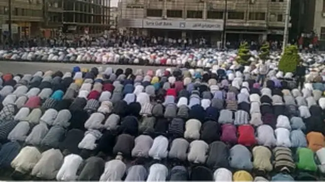 Para pengunjuk rasa di kota Homs mengadakan aksi setelah shalat Jumat