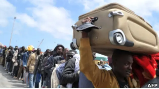 Африканские рабочие мигранты пытаются покинуть Мисрату