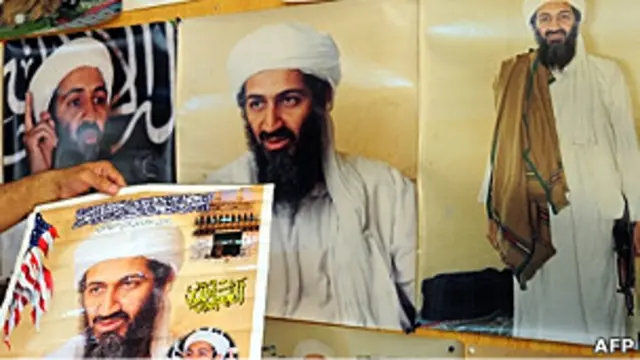 Sejumlah poster pemimpin Al Qaeda, Osama Bin Laden