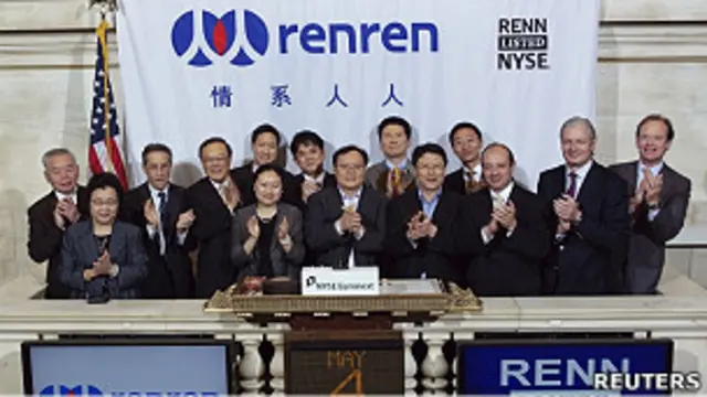 人人網首席執行官陳一舟(前排中間)與賓客們出席紐約證交所的上市儀式(4/5/2011)