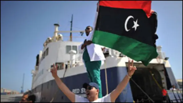 Pelabuhan Misrata menjadi urat nadi kehidupan kota yang hancur itu.