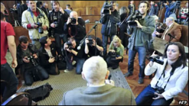 Sandor Kepiro (rambut putih) berbicara pada wartawan di Pengadilan Budapest.