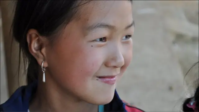 Và gương mặt, ánh mắt đẹp tinh khôi của em gái Hmong này cứ theo tôi mãi trên đường về lại thành phố 'văn minh'. Tôi bâng khuâng mong người Hmong và người Kinh sẽ sống hòa bình và giúp đỡ nhau cùng tiến bộ, tránh được những xung đột đang diễn ra như báo đài đưa tin. (Ảnh của một bạn "phượt" Việt Nam, tự là Gió cung cấp). 