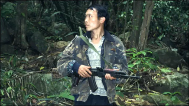 Hình từ phim ONE DAY OF WAR - THIS WORLD do BBC thực hiện năm 2004