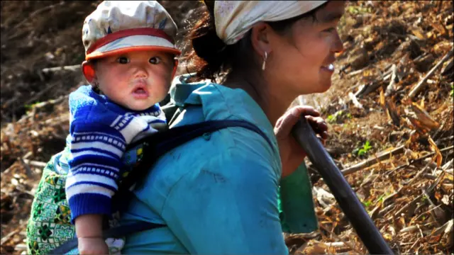 Người phụ nữ Hmong này điệu con trên vai đi làm nương. Trước khi đến đây, tôi tưởng những hình ảnh như thế này có lẽ chỉ có trong truyện của Tô Hoài về Tây Bắc lúc xa xưa. Nhưng bây giờ vẫn thế...
 