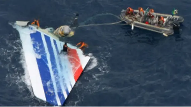 جزء من حطام الطائرة لدى انتشاله (2009)