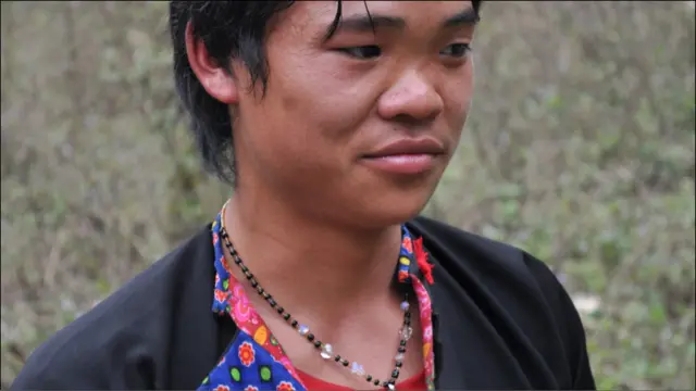 Một số em trai lớn hơn thì đã ra nương làm ruộng giúp gia đình. Phương tiện làm nông vẫn là xẻng, cuốc, dao, thuổng, v.v. rất thô sơ. 