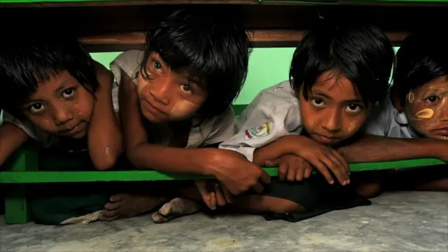 Anak-anak mengikuti latihan penyelamatan dalam bencana