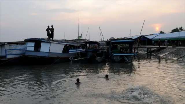Anak-anak madi di sungai