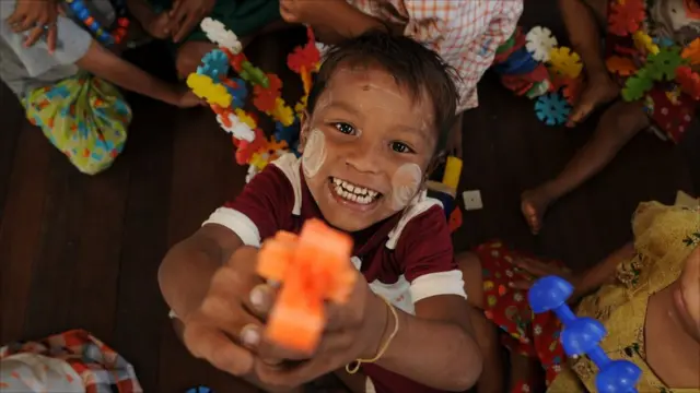 Seorang anak bermain di pusat rehabilitasi 