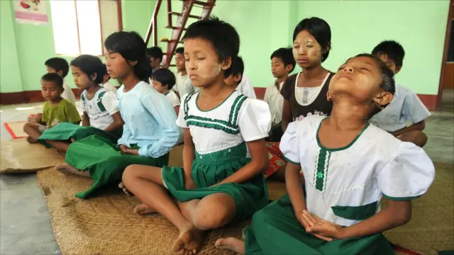 Anak-anak melakukan meditasi di Labutta