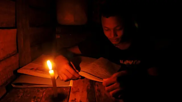 Belajar dengan penerangan lilin 