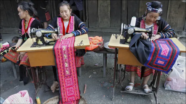 Phụ nữ Hmong chủ yếu làm ruộng hoặc may thêu đồ thổ cẩm để bán cho khách du lịch đến vùng này ̣(Riêng hình này của Hoàng Đình Nam- AFP/Getty Images)