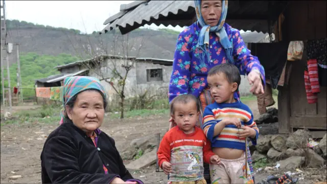 Một gia đình Hmong ba thế hệ. Bà cụ trông lớn tuổi nhưng vẫn may đồ thổ cẩm. Bà mẹ trông con, nấu nướng, chăm lo việc nhà. Trẻ con Hmong, dù lem luốc nhưng cũng giống như trẻ con ở hầu hết các nơi khác, biết ăn, biết ngủ, và biết chơi. 