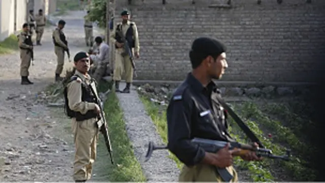 Tentara Pakistan menjaga kompleks rumah yang didiami Osama Bin Laden