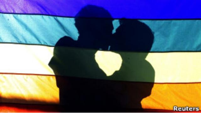 Гей-пара на фоне флага в Рио