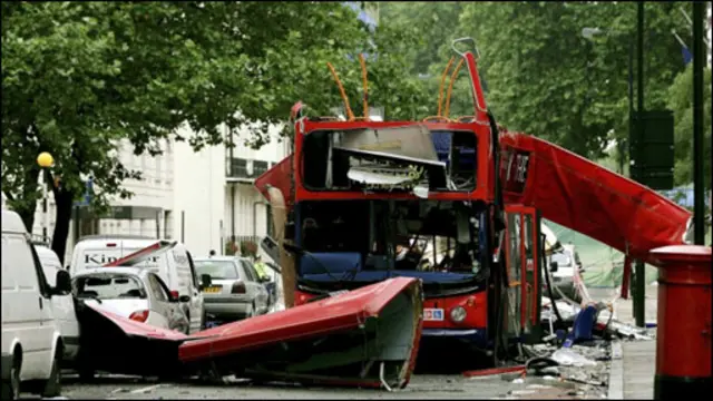 Serangan bom itu juga menghantam sebuah bus tingkat.