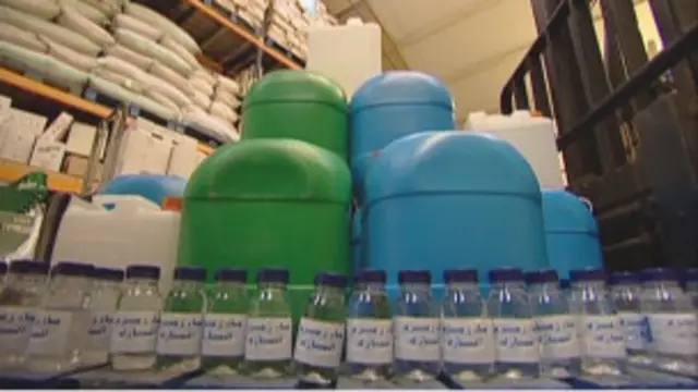 مکہ جانے والے زائرین آبِ زم زم کی بوتلیں اپنے ملکوں کو لے جاتے ہیں اور لوگوں کو بطور سوغات پیش کرتے ہیں