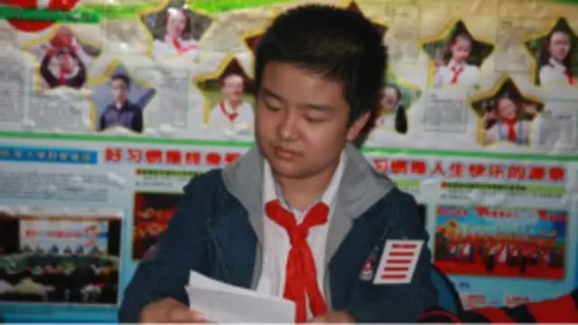 黃藝博當選中國少先隊武漢市總隊長後，在總隊部閱讀文件