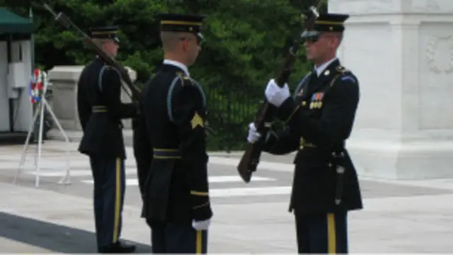 Смена караула на Арлингтонском кладбище