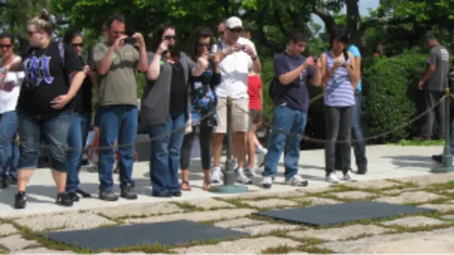 Люди у могилы Кеннеди